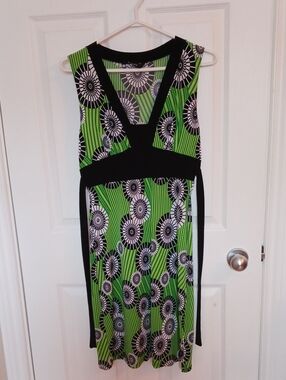 Mariposa Green and Black Floral Sleeveless Empire-Waist Dress